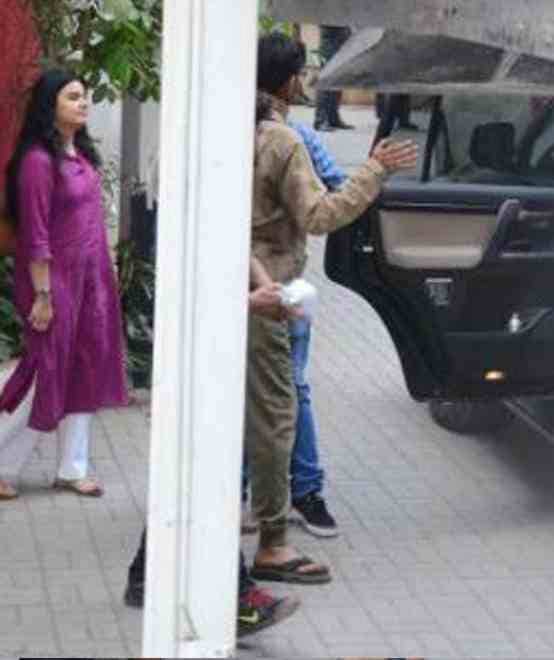 irrfan khan met producer dinesh vijan after treatment of cancer