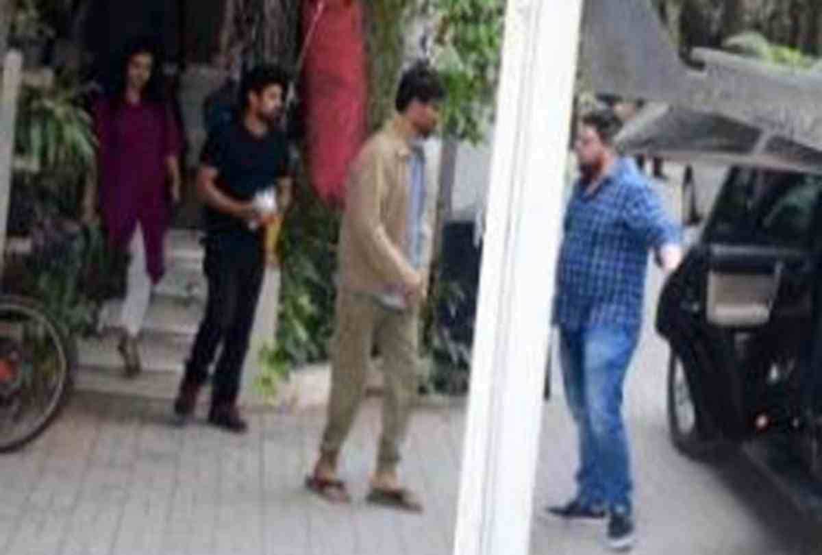 irrfan khan met producer dinesh vijan after treatment of cancer