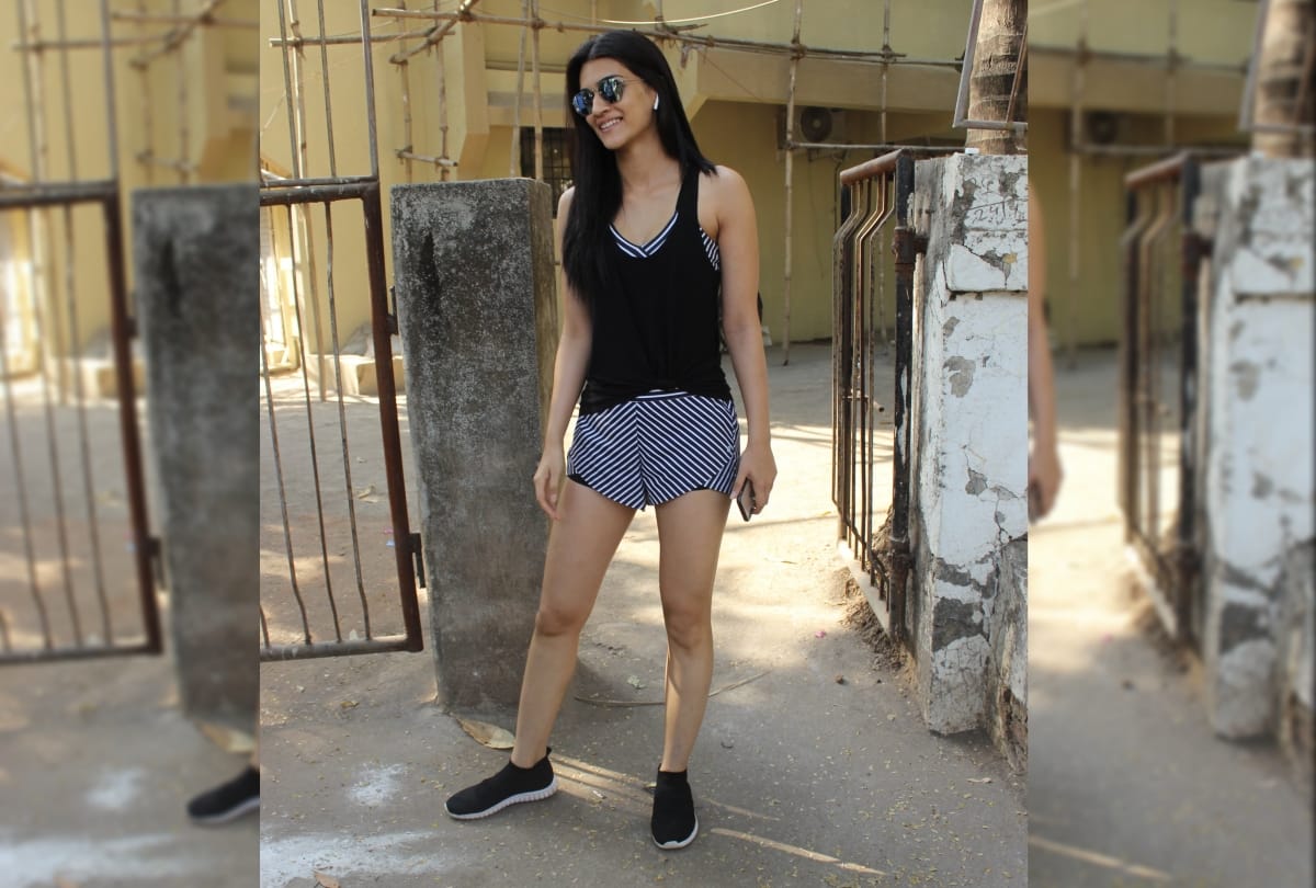 Kriti Sanon Spotted in her casual avatar outside a salon in Mumbai