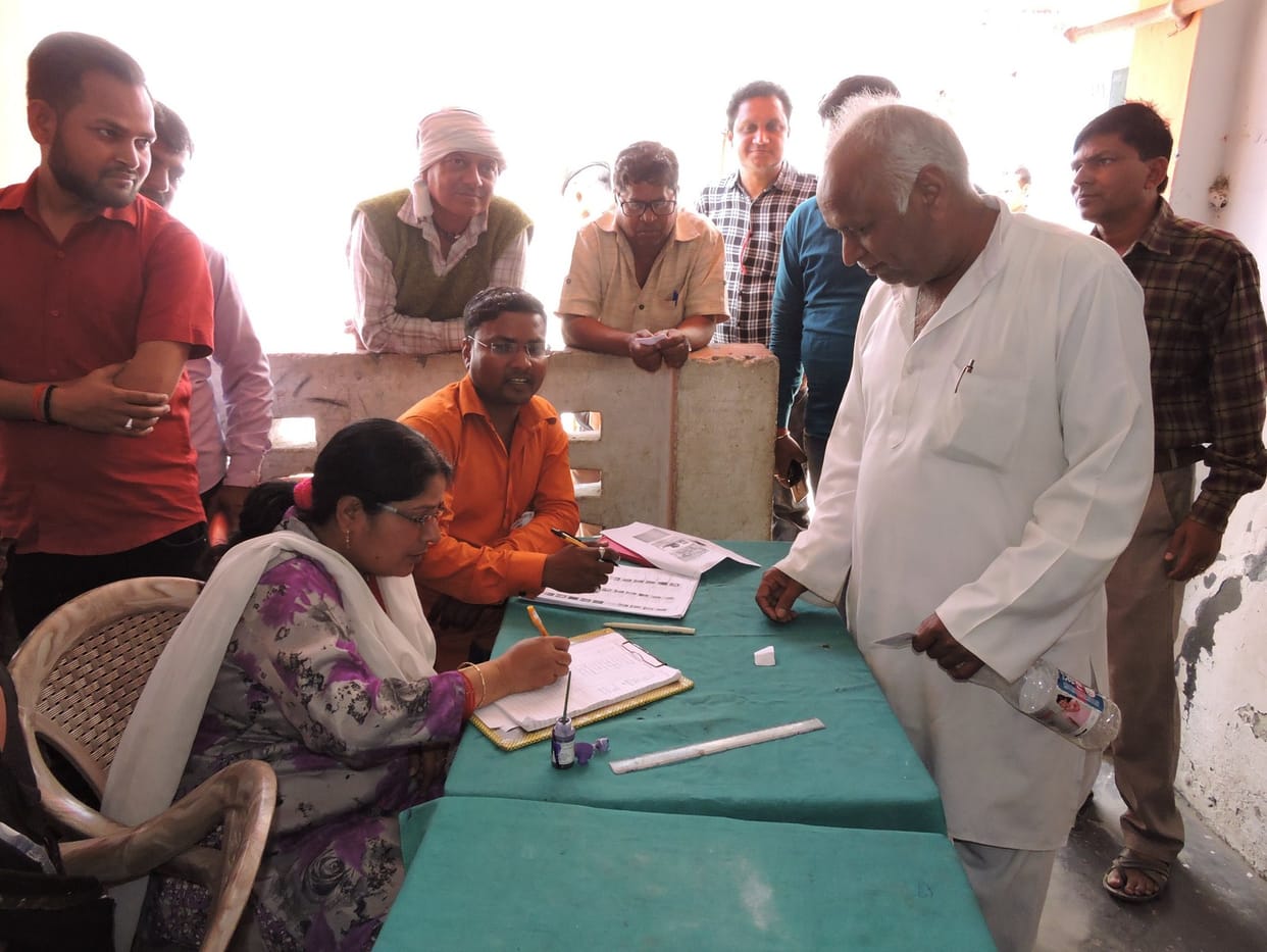 डीएम, सीडीओ ने किया मताधिकार का प्रयोग