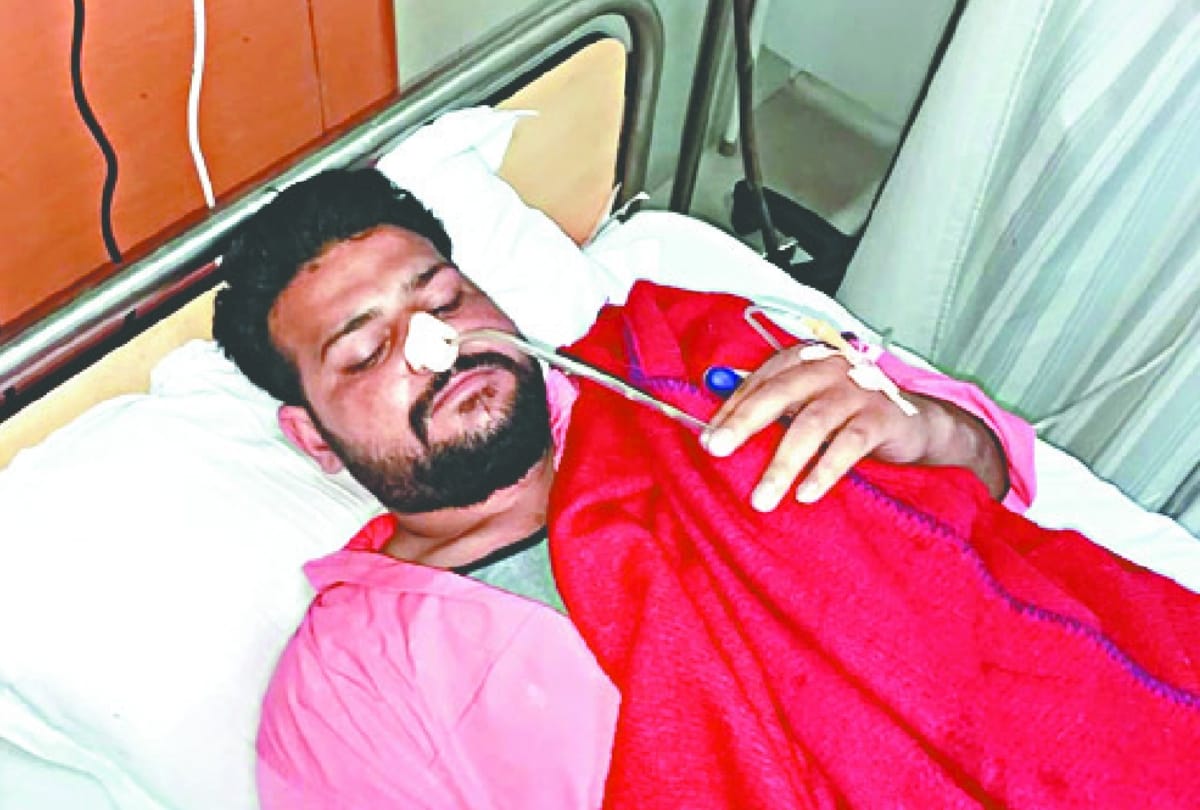contract workers try to commit suicide in authority office greater noida