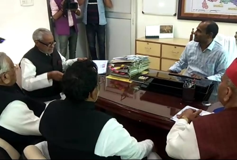 Representatives of Samajwadi Party requests Chief Election Officer to remove UP DGP.