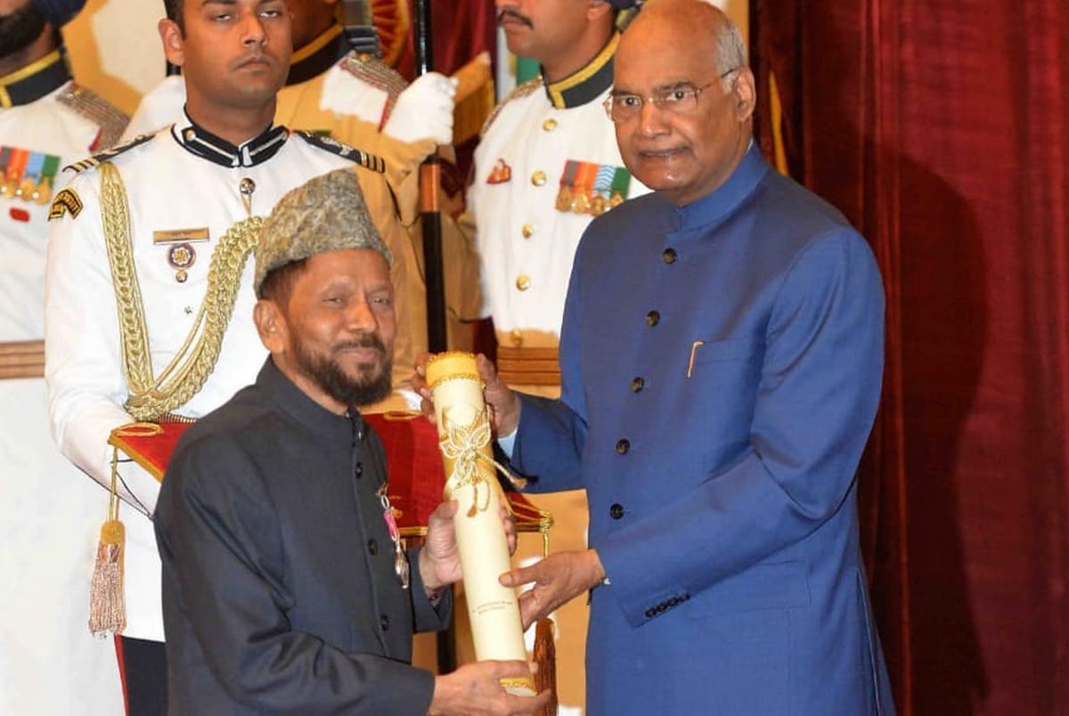 Ramnath kovind giv padmashree award to hanif khan shashtri sonbhadra