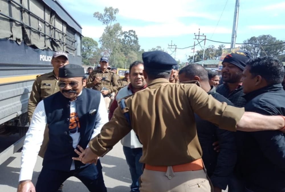 Rahul gandhi rally in dehradun police stop bjym to go in program