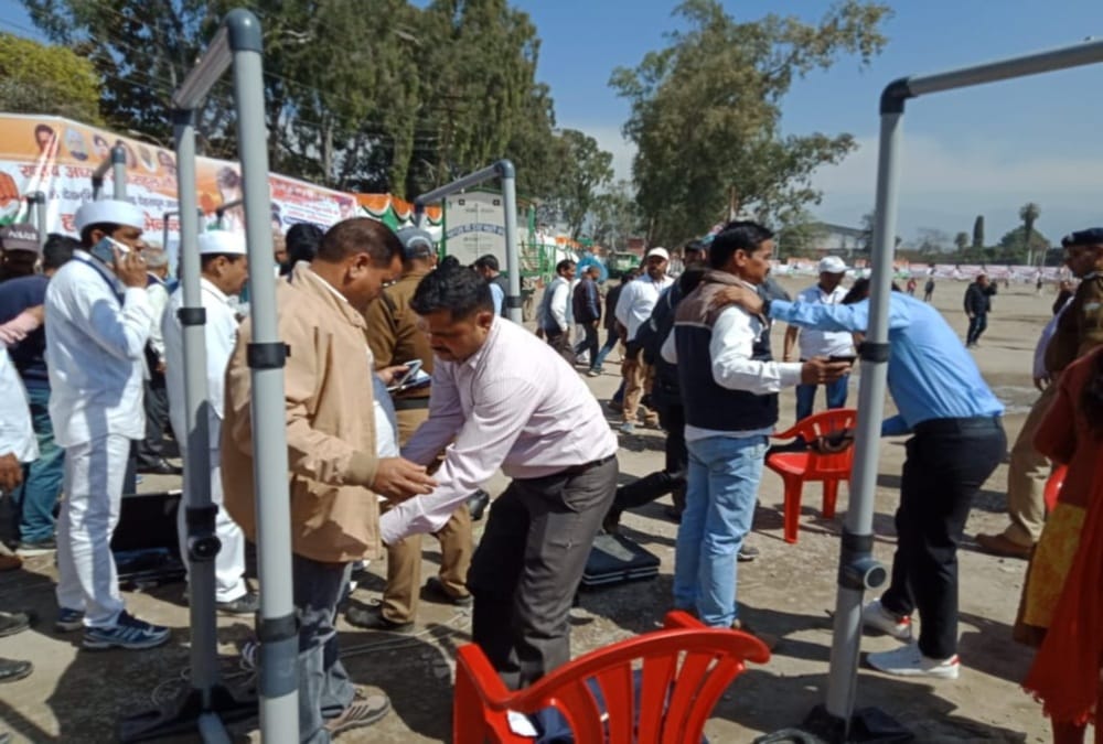 Rahul gandhi rally in dehradun police stop bjym to go in program