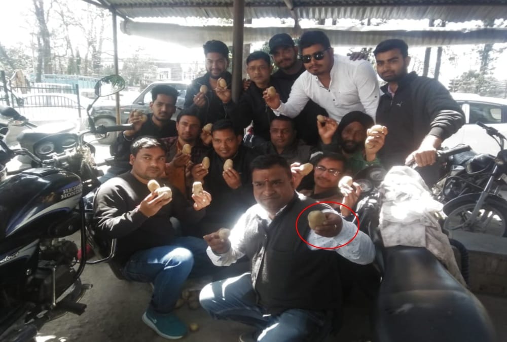 Bjp workers Take Aloo for make gold in Rahul gandhi Rally at dehradun for election 2019