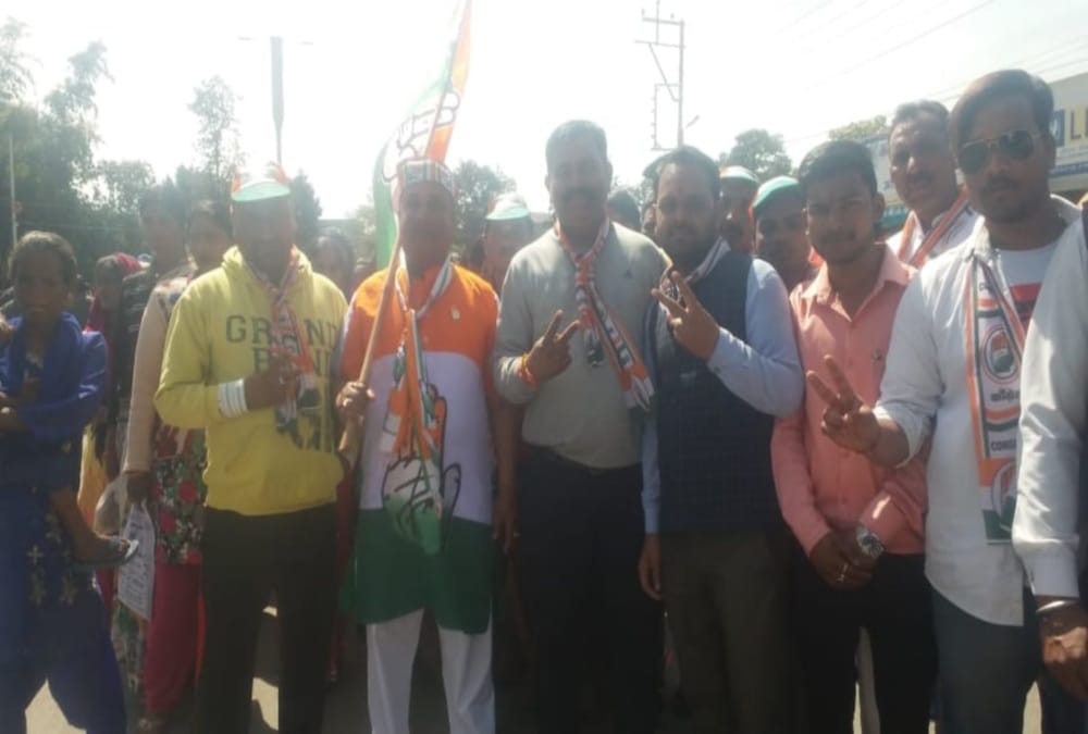 Bjp workers Take Aloo for make gold in Rahul gandhi Rally at dehradun for election 2019