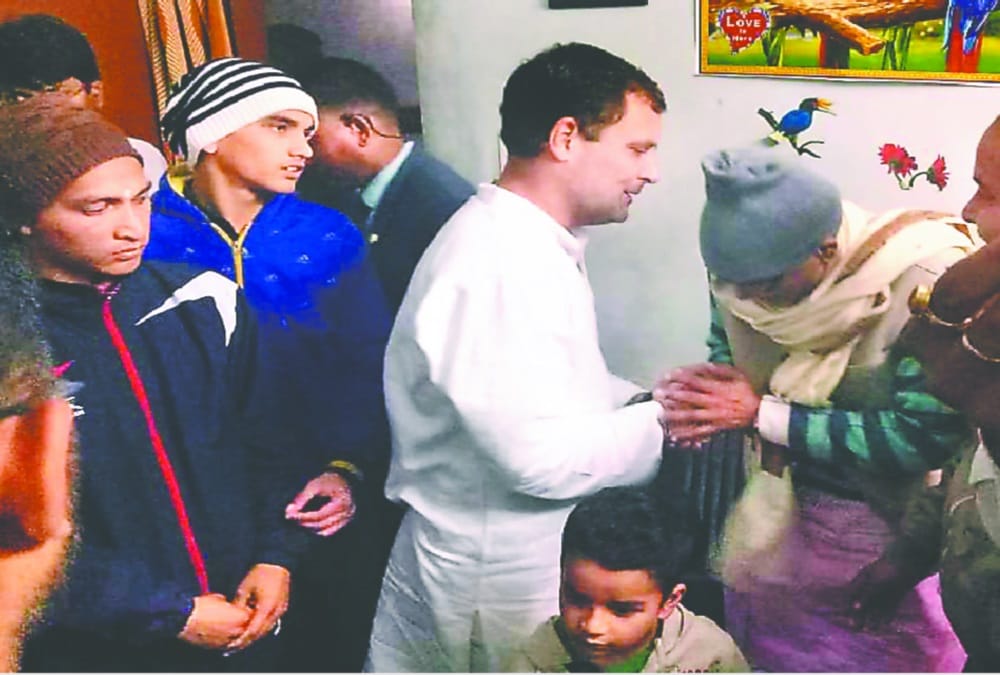 Rahul Gandhi emotional to meet pulwama martyr family at dehradun rally for election 2019