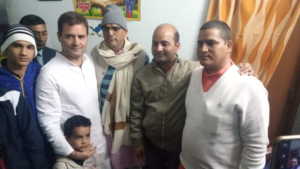 Rahul Gandhi emotional to meet pulwama martyr family at dehradun rally for election 2019