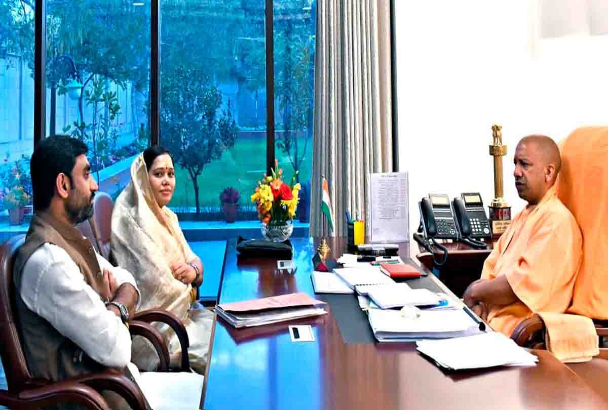 Prayagraj District Panchayat President, Line and Ashok, who came to seek blessings of CM