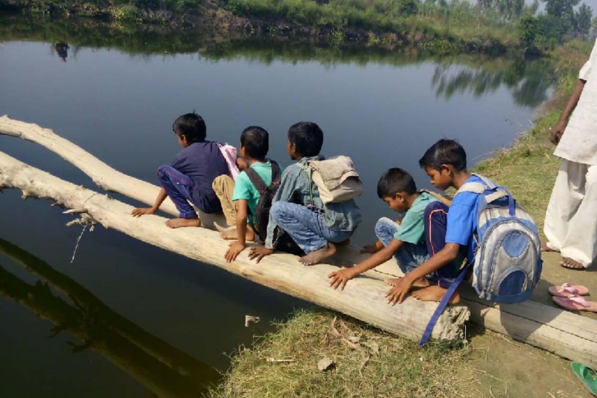 UP Farmer in Up cross the river by playing with danger every day in Baghpat