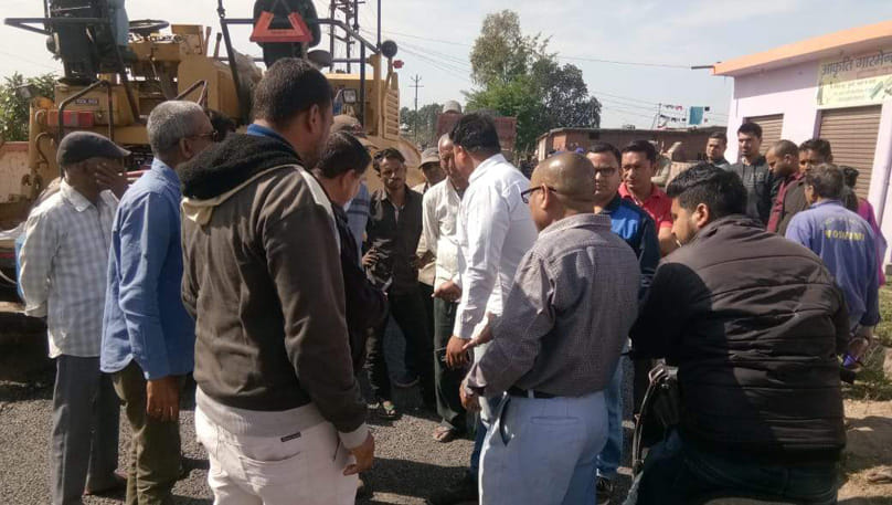 सड़क निर्माण में घटिया गुणवता पर भड़के नागरिक, काम रुकवाया