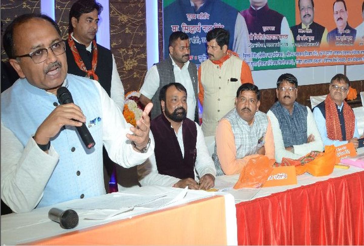 up health minister Siddhartha Nath Singh slams congress sp bsp in agra