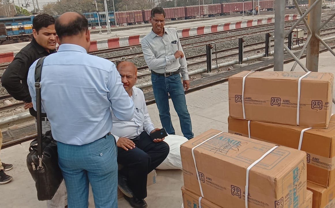 Saletax team raid in New delhi superfast express in varanasi