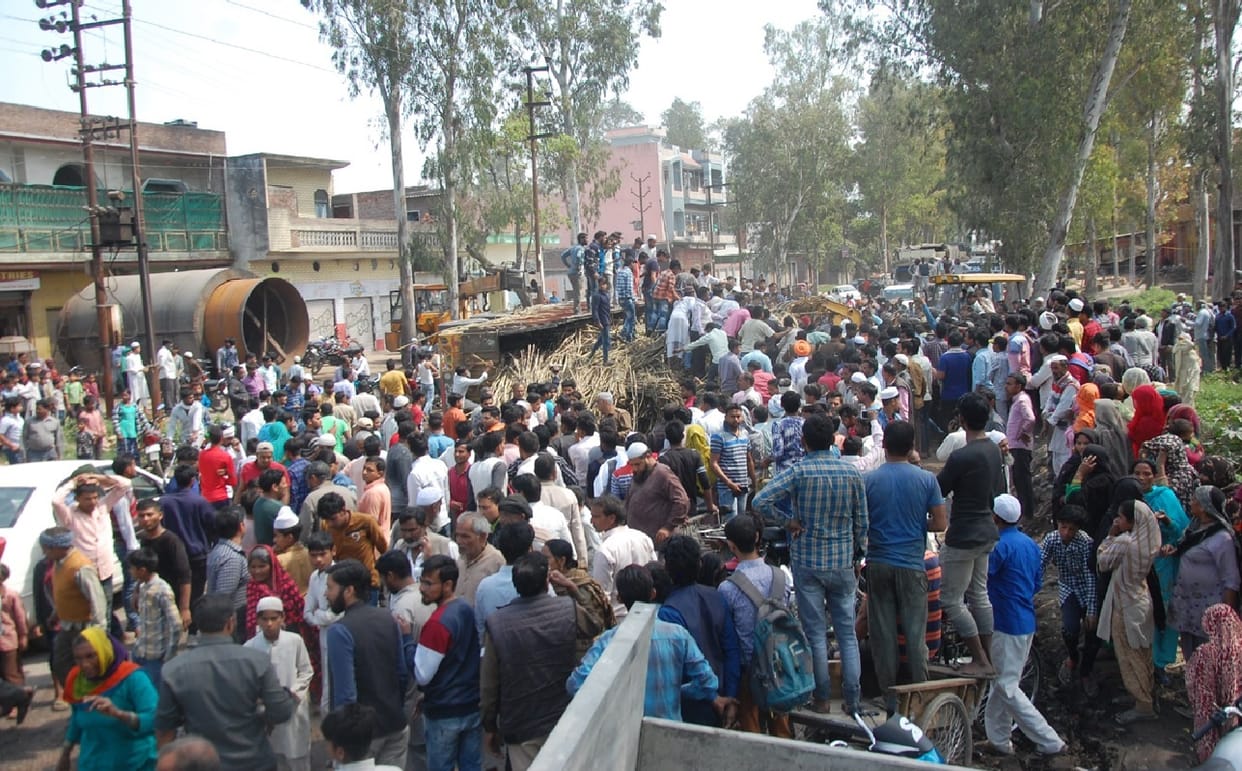 Truck dropped on tempo in Muzaffarnagar