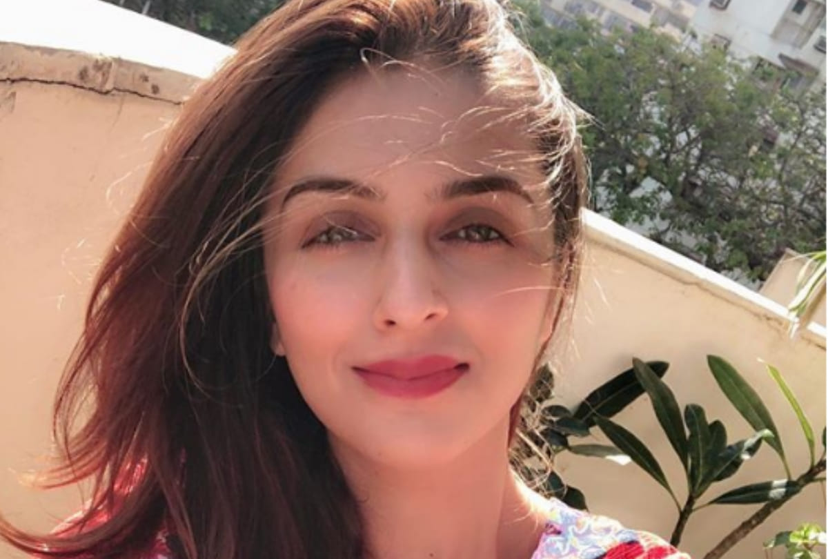 Bollywood Actress Aarti Chabria Engaged In A Private Ceremony