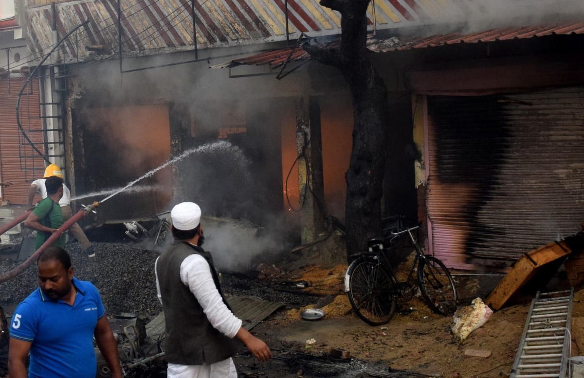 Crackers shop set fire in azamgarh