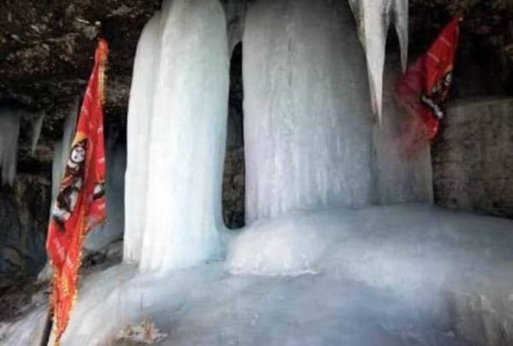 Uttarakhand Timmersain mahadev News: Baba Barfani Make Snow Shivling Shape in Cave
