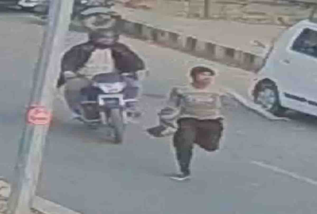 Prayagraj: Bike rider Badmashs bombard-firing at restaurant