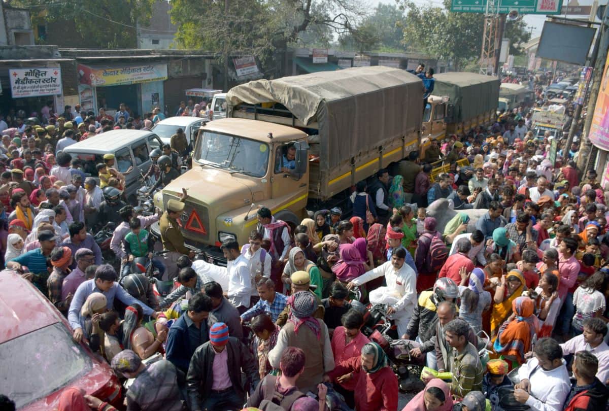 heavy traffic jam in mathura vrindavan on holi celebration