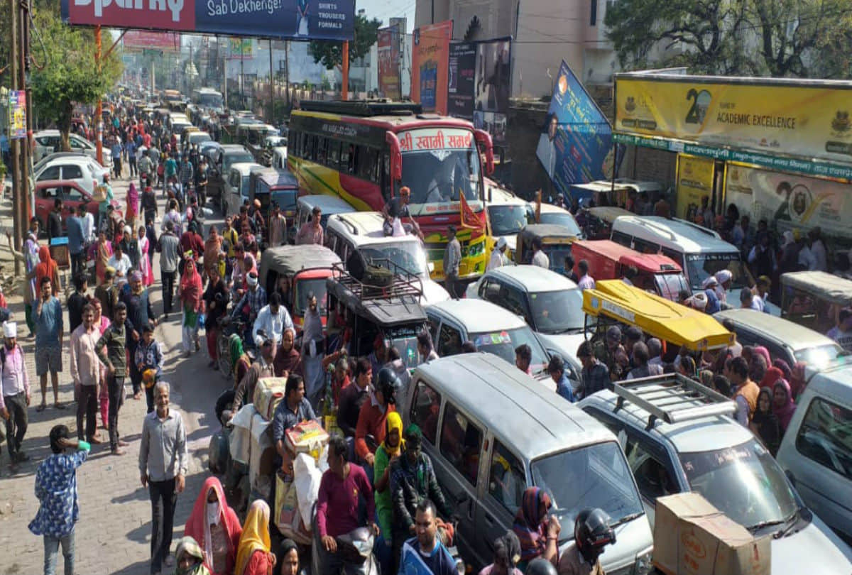 heavy traffic jam in mathura vrindavan on holi celebration