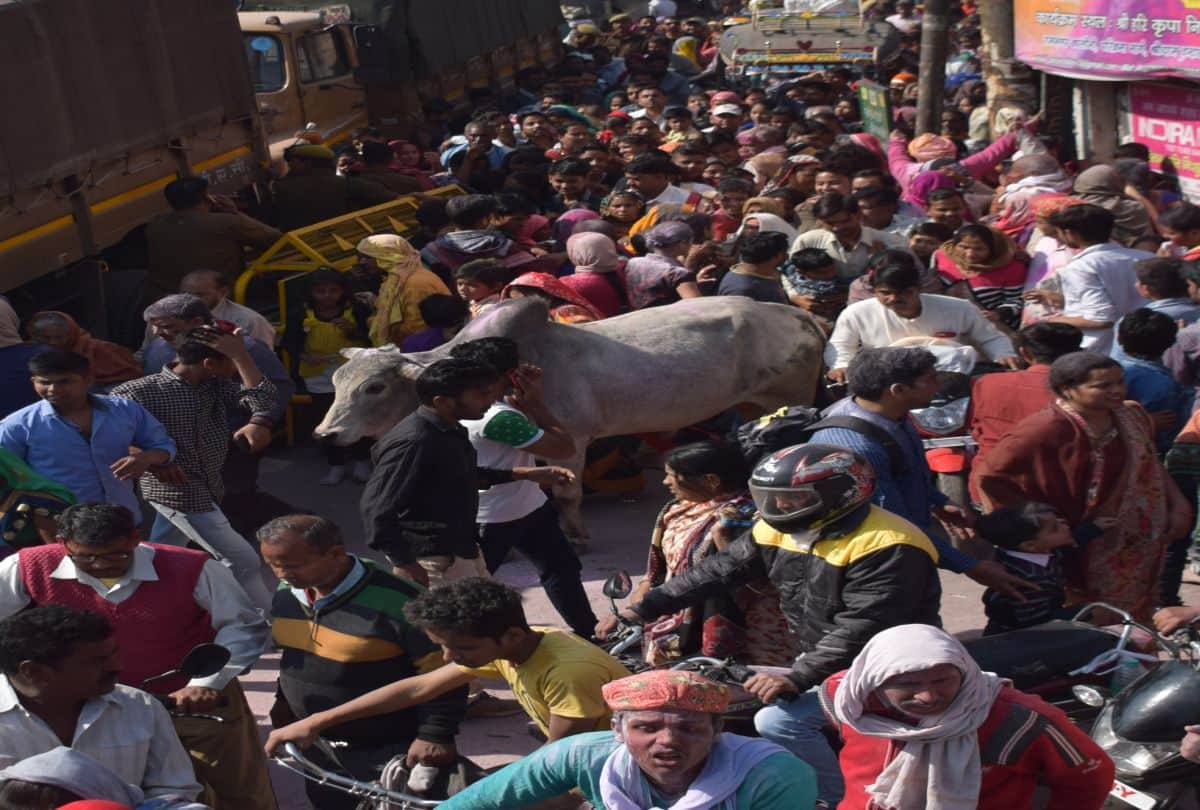 heavy traffic jam in mathura vrindavan on holi celebration