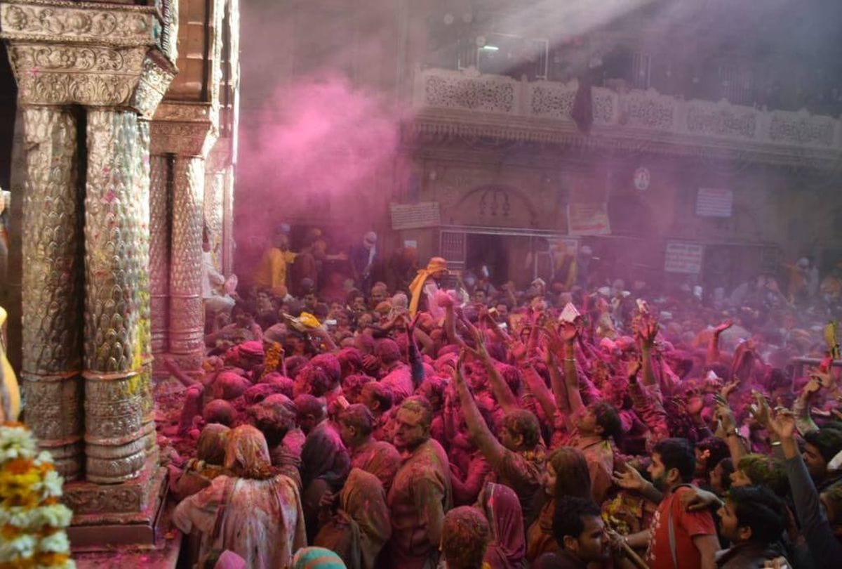 rangbharni ekadashi holi celebrations in banke bihari temple vrindavan