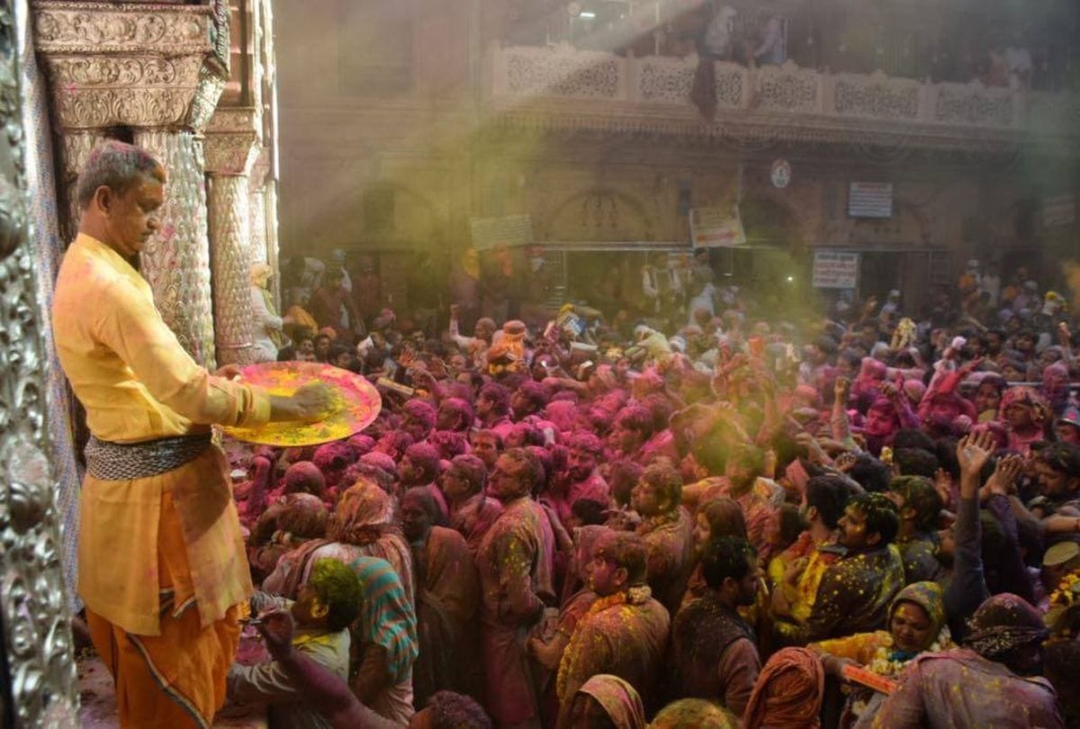 rangbharni ekadashi holi celebrations in banke bihari temple vrindavan
