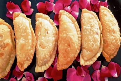 strawberry, coffee and chocolate flavored gujiyas? Pistachio gujiya is being sold for three thousand rupees