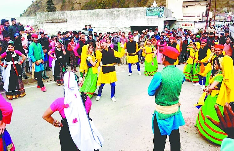 Artists presented colorful events during Holi