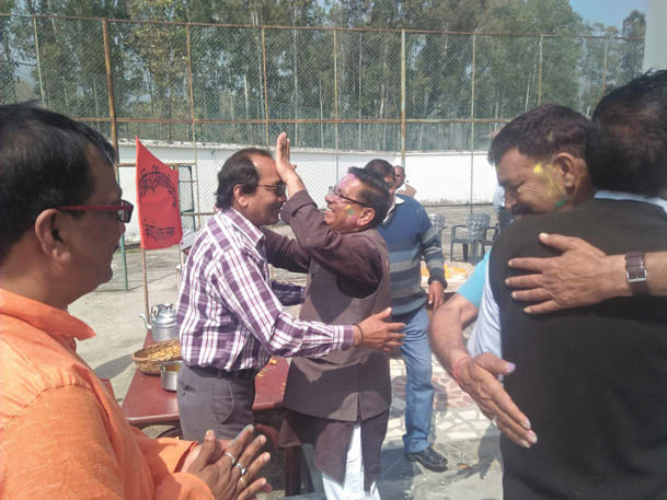 होली मिलन समारोह में खूब उड़ा अबीर और गुलाल