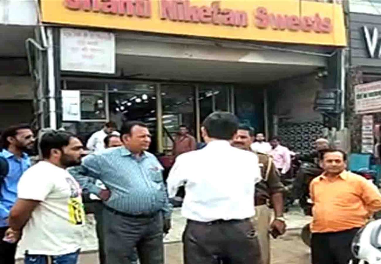 kanpur police get information by a caller, bomb in sweet house