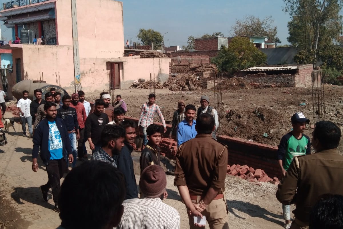 UP: people fall a building wall  in Muzaffarnagar, Attack on police, three arrested