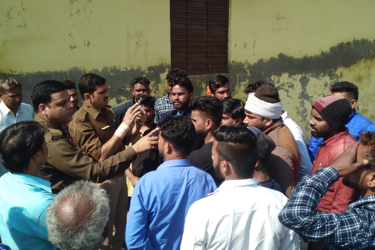 UP: people fall a building wall  in Muzaffarnagar, Attack on police, three arrested
