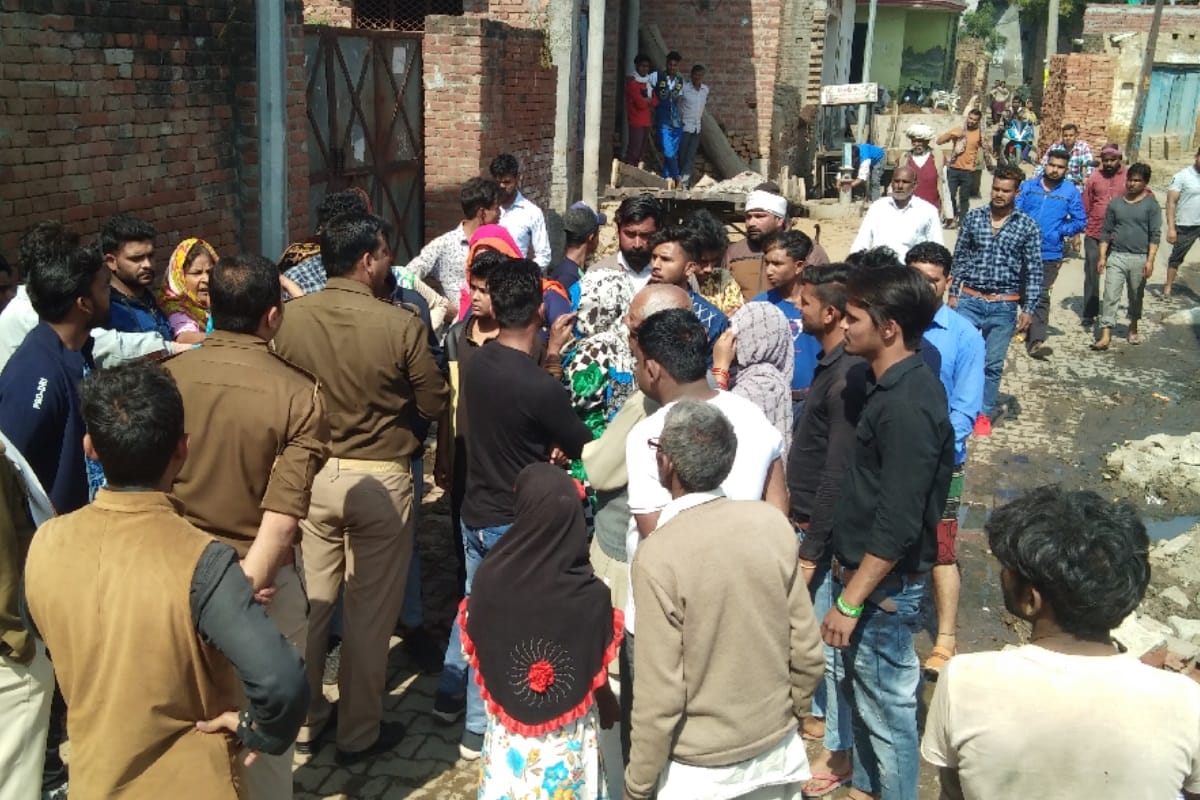 UP: people fall a building wall  in Muzaffarnagar, Attack on police, three arrested