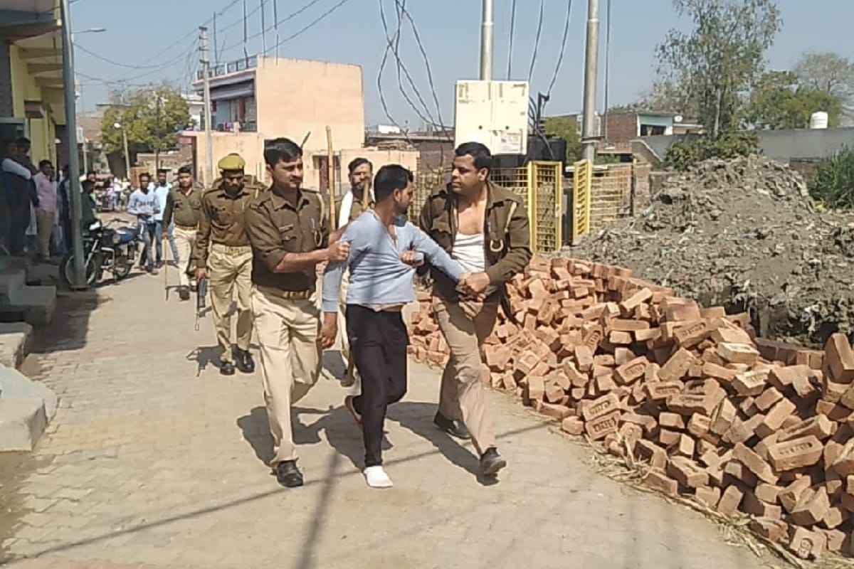 UP: people fall a building wall  in Muzaffarnagar, Attack on police, three arrested