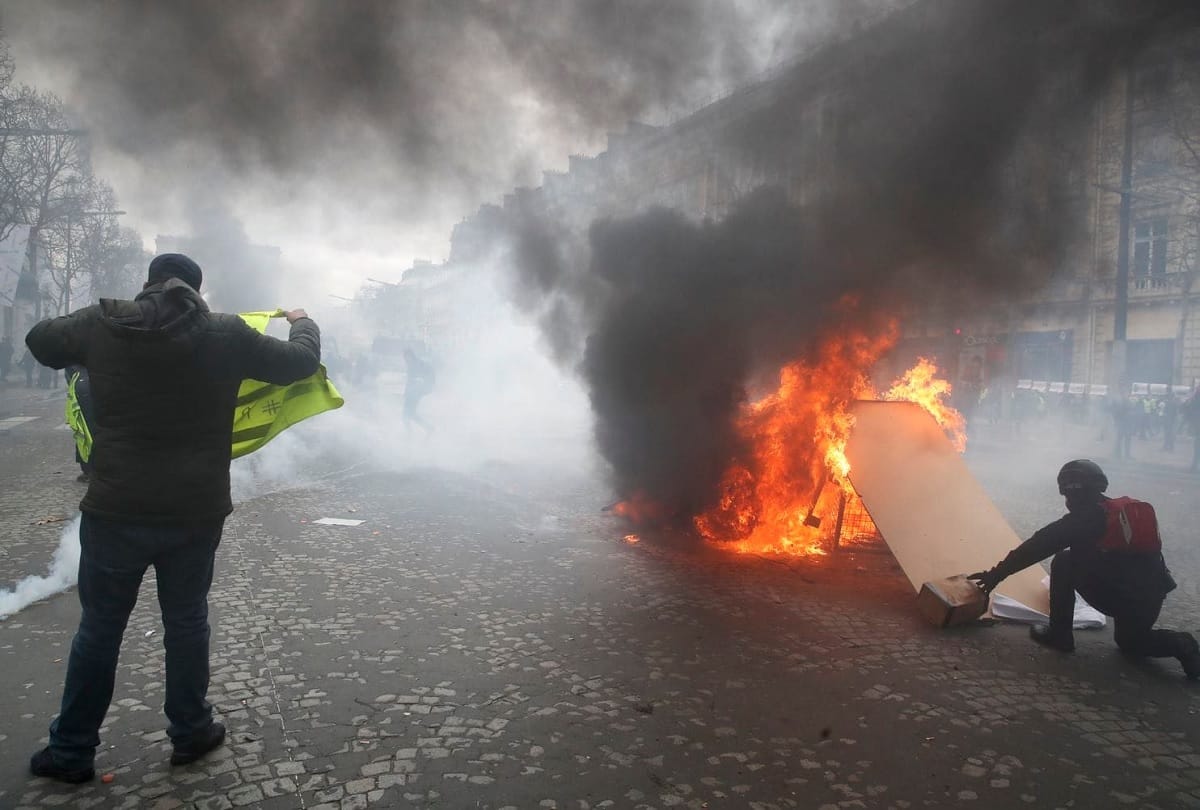 Yellow West demonstration violent in Paris, bank and store fire