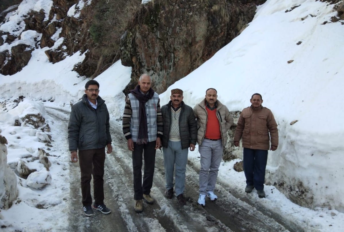 hpbose flying squad walk 1.5 kilometer in snow to check exam centres