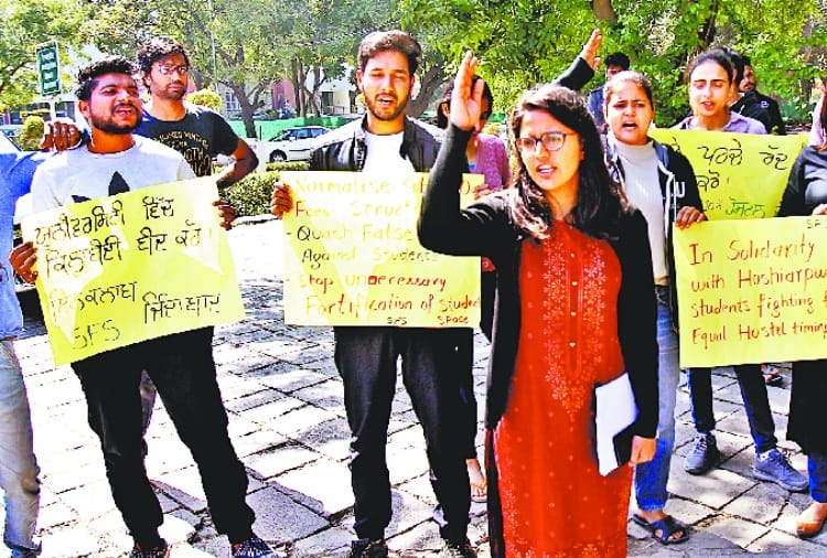 Student Council president Kanupriya Protest for 24 Hours Freedom for Hoshiarpur Girls Hostal