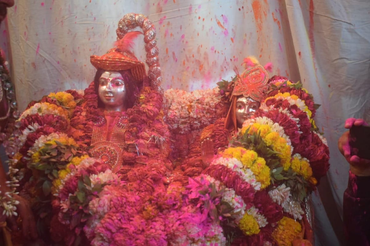 Rangbhari ekadashi begun with makeup of goddess gauri in varanasi