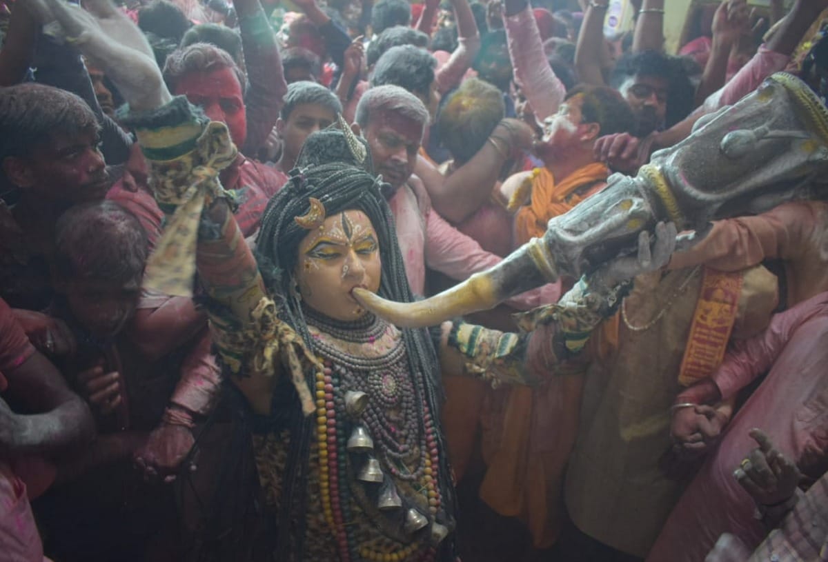 Rangbhari ekadashi begun with makeup of goddess gauri in varanasi