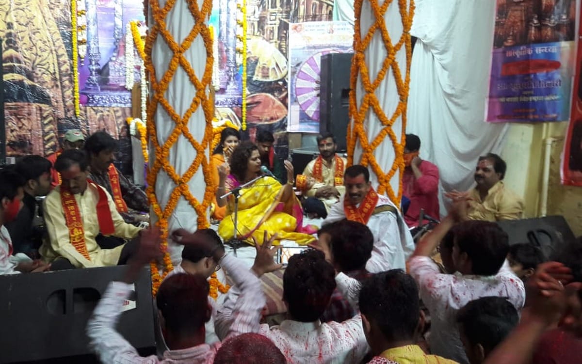 Rangbhari ekadashi begun with makeup of goddess gauri in varanasi
