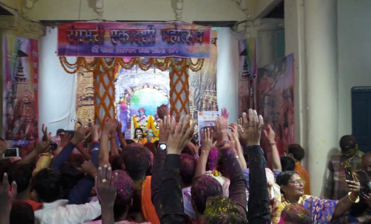 Rangbhari ekadashi begun with makeup of goddess gauri in varanasi