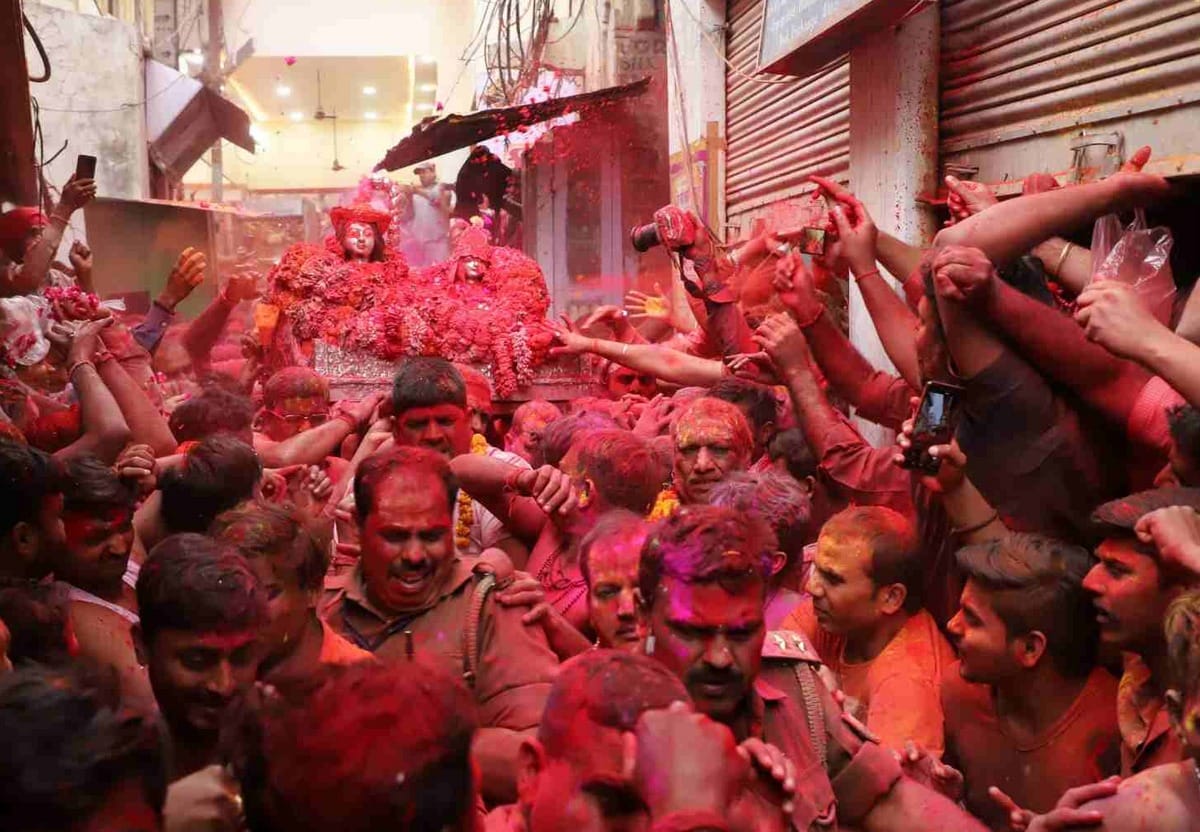 Rangbhari ekadashi begun with makeup of goddess gauri in varanasi
