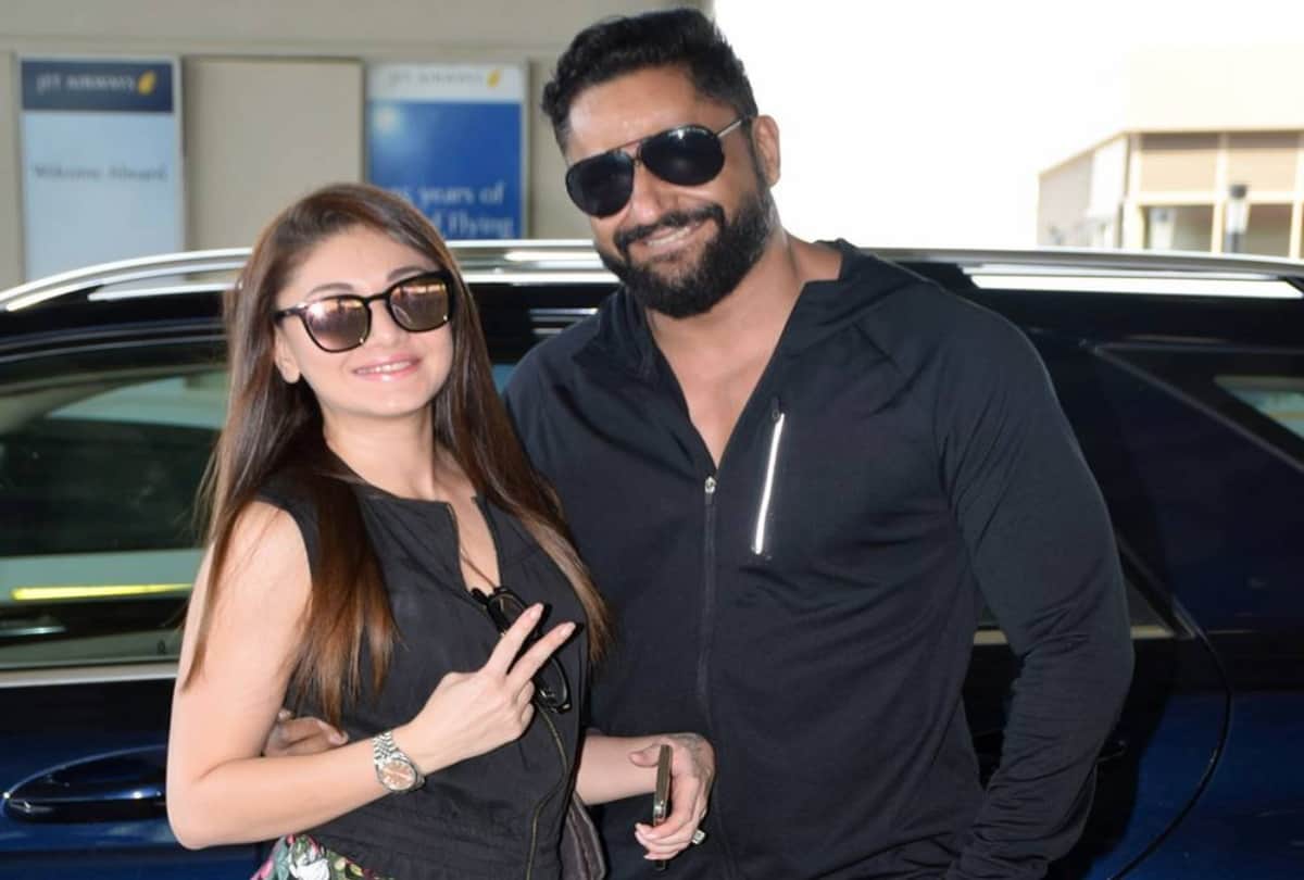 Shefali Jariwala kanta laga girl spotted at airport in this stylish look