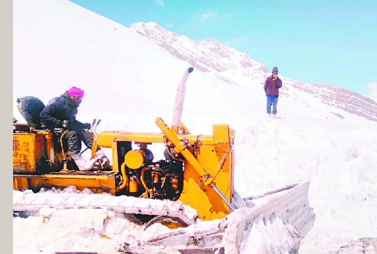 महज 15 दिनों में 102 किमी दायरे से हटाई बर्फ