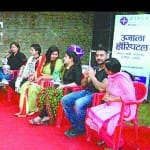 काशीपुर रंग बरसे होली मिलन कार्यक्रम में अंताक्षरी में प्रतिभाग करते महिला पुरुष। 