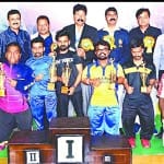 विजेता खिलाड़ियों को सम्मानित करते अतिथि। 