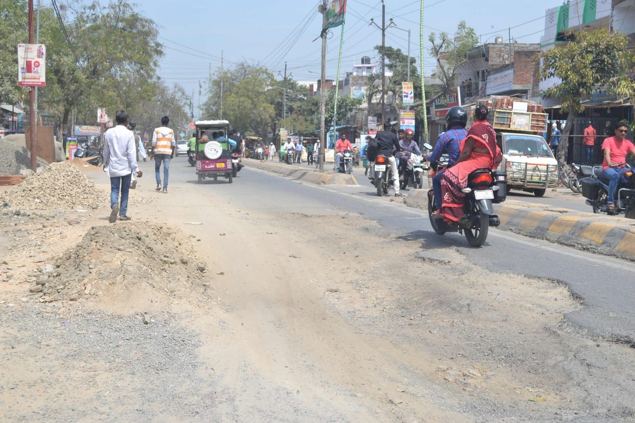 सड़कों पर गड्ढे, चलना हुआ मुश्किल