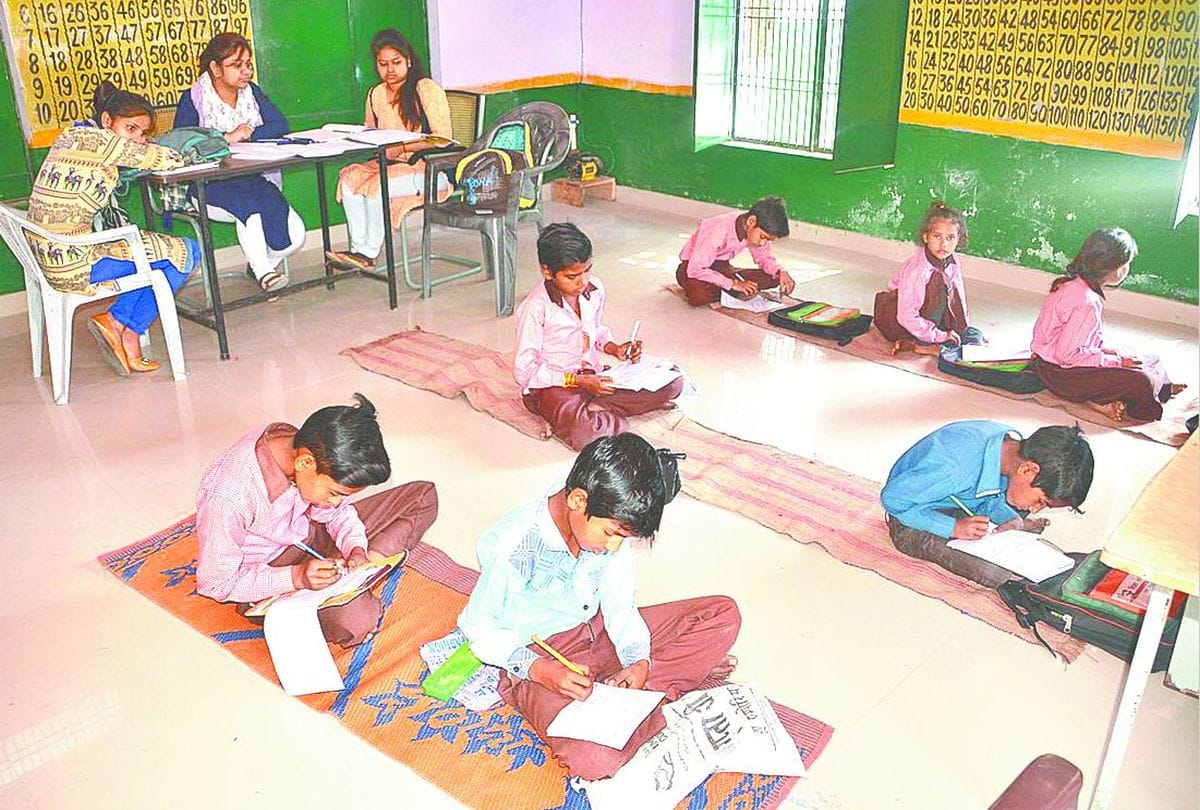 government school English medium students get question paper in Hindi